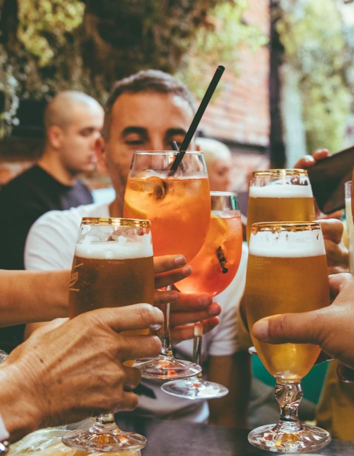 Vrienden proosten met bier en spritz